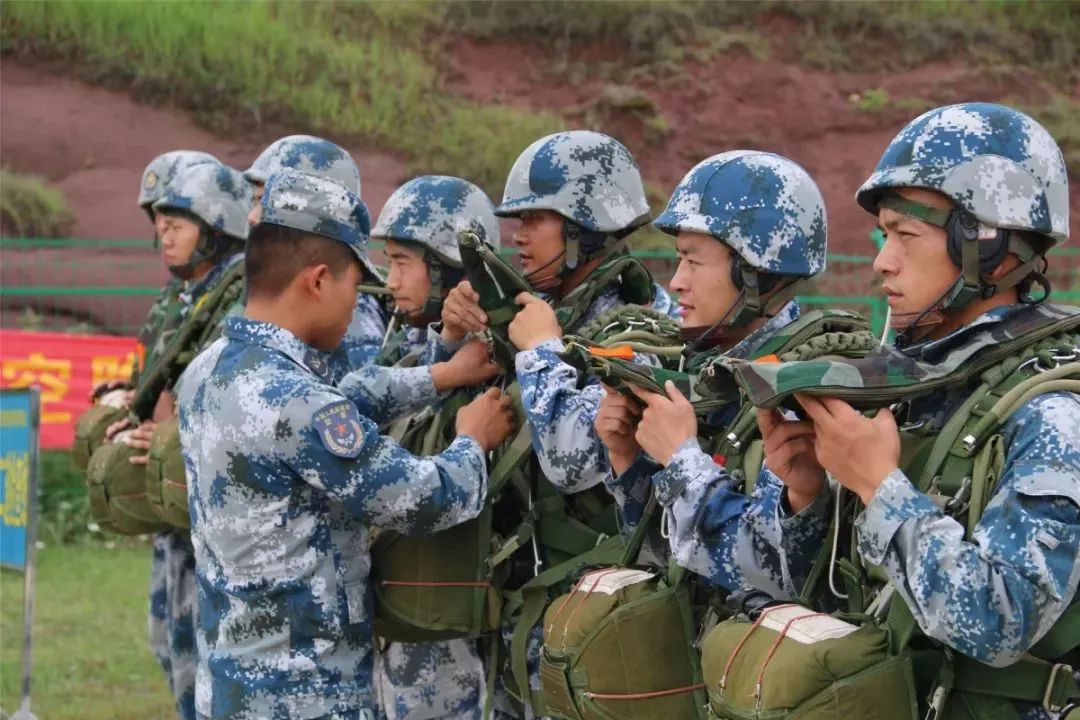 “准备着陆！”这场空降兵的“毕业典礼”太燃了！