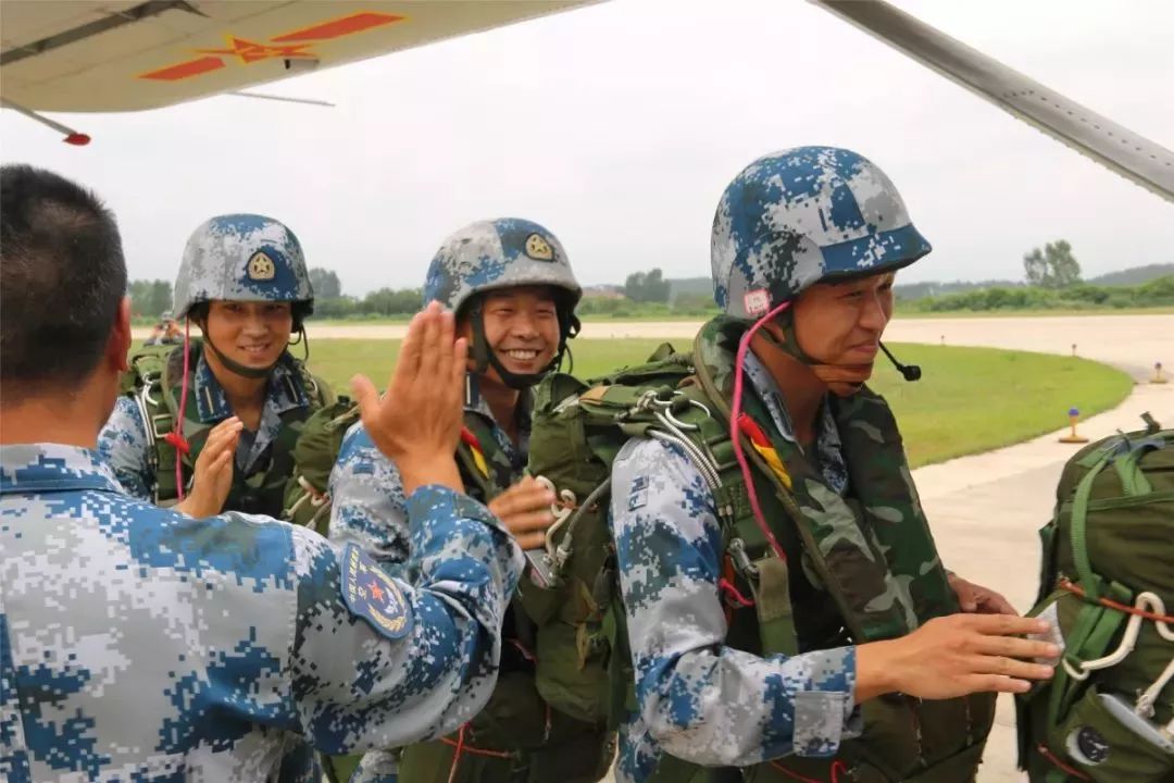 “准备着陆！”这场空降兵的“毕业典礼”太燃了！