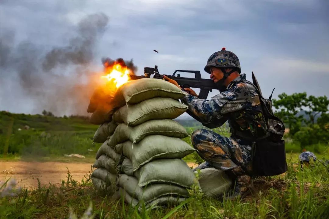 “准备着陆！”这场空降兵的“毕业典礼”太燃了！