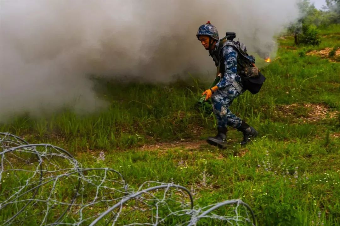 “准备着陆！”这场空降兵的“毕业典礼”太燃了！