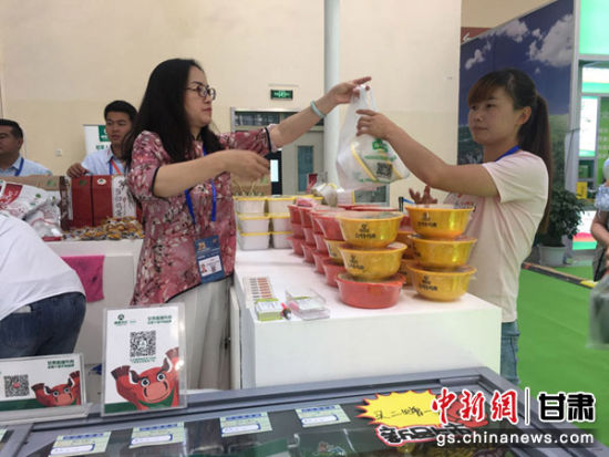 图为甘肃临夏牛羊肉销售展台。 图为甘肃临夏牛羊肉销售展台。