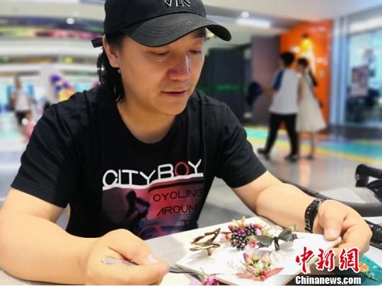 图为兰州籍昆虫标本爱好者魏华正在制作标本。 高展 摄 图为兰州籍昆虫标本爱好者魏华正在制作标本。 高展 摄