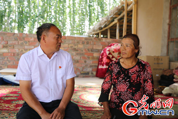【边疆党旗红】“麦盖提好人”黄英杰:实事求是 为老百姓利益着想 【边疆党旗红】“麦盖提好人”黄英杰:实事求是 为老百姓利益着想
