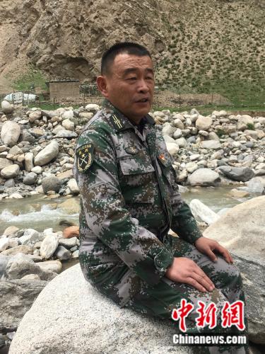正在接受记者采访的刘前东。 点击进入下一页