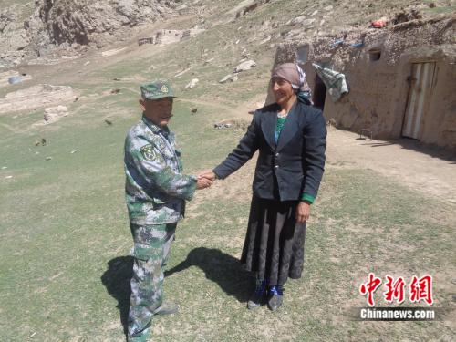 刘前东到牧民家中走访。供图 点击进入下一页