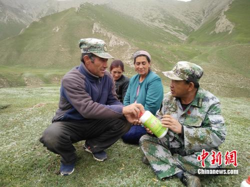 刘前东和牧民交流。三连供图 点击进入下一页