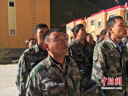 刘前东参加连队的升旗仪式。刘欢 摄 点击进入下一页