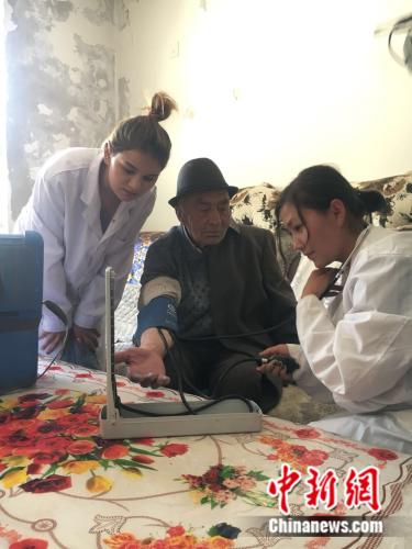 82岁的老牧民接受身体检查。刘欢 摄 点击进入下一页