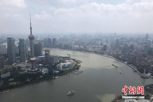 在北外滩地区俯瞰,游人同时饱览陆家嘴和外滩的风貌。 冷昊阳 摄 点击进入下一页
