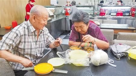 老年人的“幸福驿站”——嘉峪关市推进居家和社区养老服务改革纪略（图）