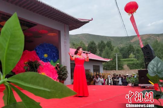 图为“花儿”青海省级非物质文化遗产传承人张存秀在17日的瞿昙寺花儿会上演唱, 鲁丹阳 摄 图为“花儿”青海省级非物质文化遗产传承人张存秀在17日的瞿昙寺花儿会上演唱, 鲁丹阳 摄