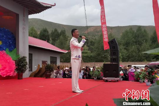 图为花儿歌手刘启元在17日的瞿昙寺花儿会上演唱, 鲁丹阳 摄 图为花儿歌手刘启元在17日的瞿昙寺花儿会上演唱, 鲁丹阳 摄