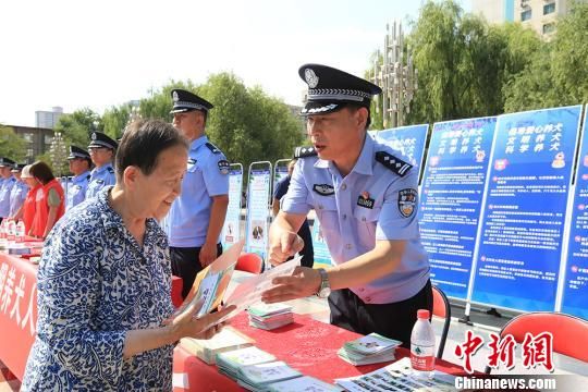 7月22日,甘肃省公安厅在兰州金轮广场开展“依法养犬 文明养犬”宣传日活动。 张胜利 摄 7月22日,甘肃省公安厅在兰州金轮广场开展“依法养犬 文明养犬”宣传日活动。 张胜利 摄