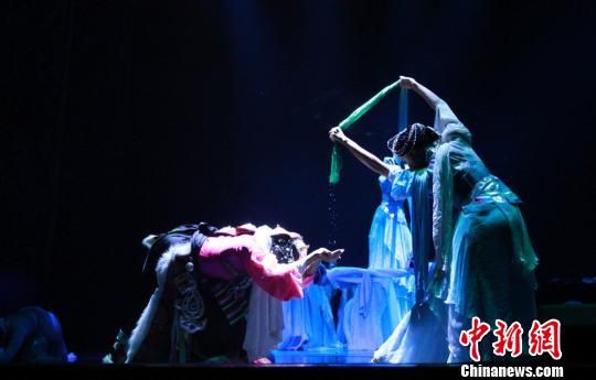 藏族舞蹈是近五千年历史进程的文化积淀,是中华文化乃至人类文化光彩夺目的瑰宝。 徐雪 摄 藏族舞蹈是近五千年历史进程的文化积淀,是中华文化乃至人类文化光彩夺目的瑰宝。 徐雪 摄