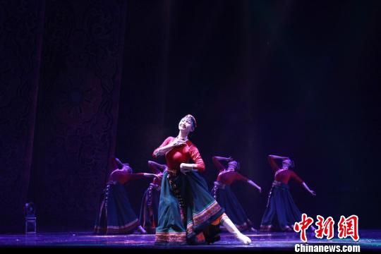 优秀舞者身着绚丽的民族服饰,向民众展示出雪域圣地独特的人文风情。 徐雪 摄 优秀舞者身着绚丽的民族服饰,向民众展示出雪域圣地独特的人文风情。 徐雪 摄