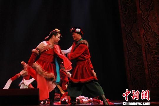 图为舞者身着绚丽的藏族服饰。 徐雪 摄 图为舞者身着绚丽的藏族服饰。 徐雪 摄