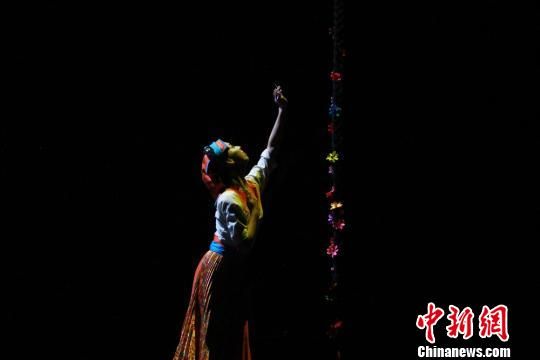 图为藏族舞蹈表演。 徐雪 摄 图为藏族舞蹈表演。 徐雪 摄