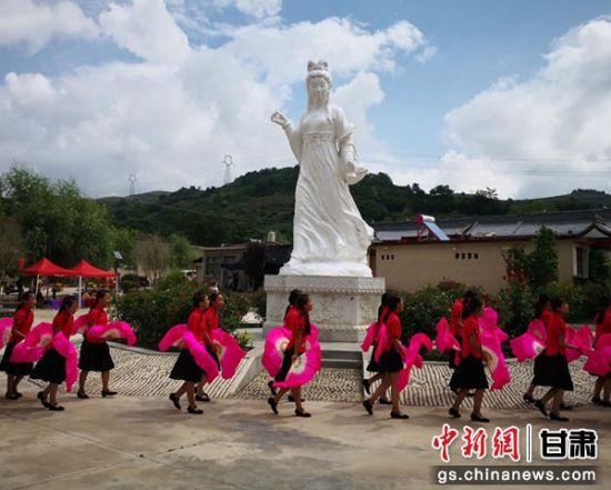 2018年8月12日，陇南市西和县举行乞巧女儿节。图为乞巧女儿节现场。(资料图)殷春永 摄
