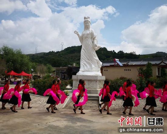 2018年8月12日,陇南市西和县举行乞巧女儿节。图为乞巧女儿节现场。(资料图)殷春永 摄 2018年8月12日,陇南市西和县举行乞巧女儿节。图为乞巧女儿节现场。(资料图)殷春永 摄
