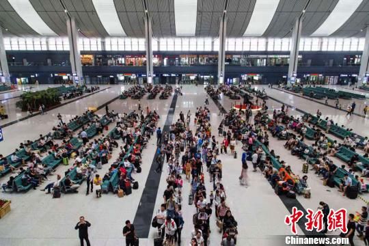 旅客在兰州西站候车大厅内候车。 宋佳龙 摄 旅客在兰州西站候车大厅内候车。 宋佳龙 摄