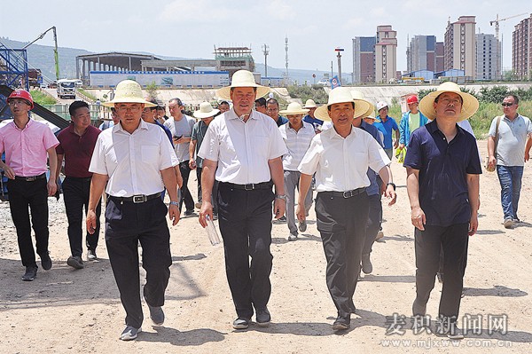 1.王军市长调研有轨电车一期示范线项目建设情况（跨渭河桥处）.JPG