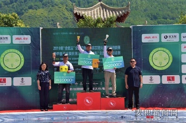 第一名颁奖嘉宾: 天水市麦积区政府副区长成红梅 中国钓鱼运动协会市场及产业委员会主任马英惠