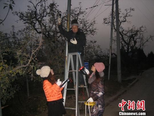 图为甘肃省气象部门工作人员开展防霜冻试验研究。(资料图) 甘肃省气象局供图 摄 图为甘肃省气象部门工作人员开展防霜冻试验研究。(资料图) 甘肃省气象局供图 摄