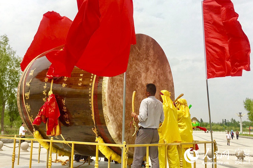 宁夏农民制作700斤“盛世通天鼓” 献礼新中国成立70周年