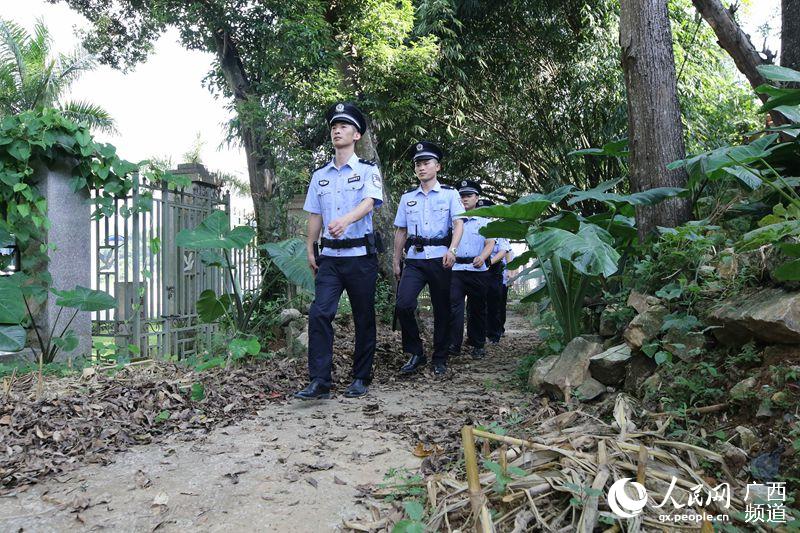 图为边检民警们在边境一线巡逻