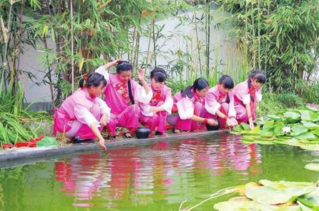 【传承乞巧优秀文化 凝聚脱贫精神力量——聚焦第十一届陇南乞巧女儿节】  千年乞巧生生不已 兼容并蓄筑梦小康 ——我市乞巧文化保护传承纪实