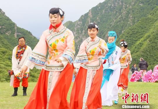 甘南锅庄舞动作都有安多本地极强的民族生活气息。 高展 摄 甘南锅庄舞动作都有安多本地极强的民族生活气息。 高展 摄