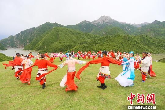 锅庄是藏语“果卓”的音译，意思为“圈圈舞”，即为围成圆圈跳舞的意思。　高展 摄