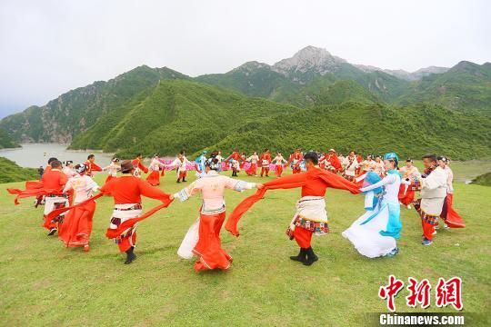 锅庄是藏语“果卓”的音译,意思为“圈圈舞”,即为围成圆圈跳舞的意思。 高展 摄 锅庄是藏语“果卓”的音译,意思为“圈圈舞”,即为围成圆圈跳舞的意思。 高展 摄