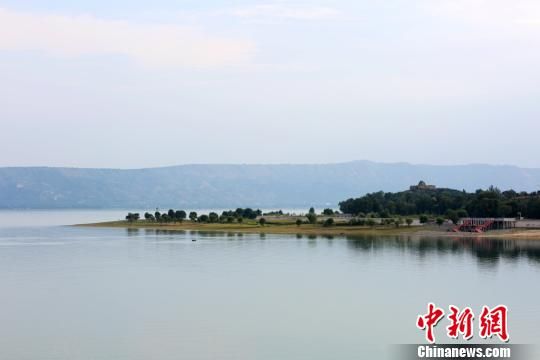 图为开阔的水面和远处的群山。 侯奇志 摄 图为开阔的水面和远处的群山。 侯奇志 摄