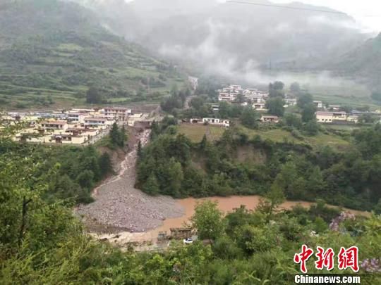 此次舟曲暴雨天气过程引发多处山洪、泥石流灾害,拱坝河局部形成堰塞体,共计32户118名民众受灾。 王涛 摄 此次舟曲暴雨天气过程引发多处山洪、泥石流灾害,拱坝河局部形成堰塞体,共计32户118名民众受灾。 王涛 摄
