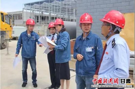 税务“项目管家”在临夏市折桥110千伏变电站2号主变扩建工程施工现场调研。 税务“项目管家”在临夏市折桥110千伏变电站2号主变扩建工程施工现场调研。