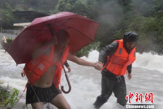 记台风侵袭下的“风雨未归人”:守望相助筑就温暖屏障