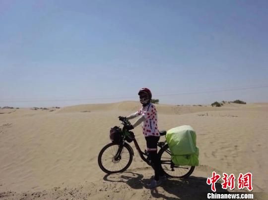 图为安强民正在穿越川藏线—新藏线—沙漠公路沿线,沙漠公路最高温度达48.9度,紫外线极强,稍有不慎就会导致皮肤严重晒伤。(资料图) 钟欣 摄 图为安强民正在穿越川藏线—新藏线—沙漠公路沿线,沙漠公路最高温度达48.9度,紫外线极强,稍有不慎就会导致皮肤严重晒伤。(资料图) 钟欣 摄