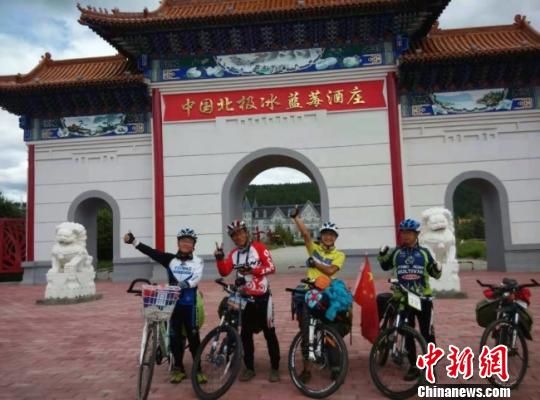 骑行路上,安强民(左一)结识了许多追逐梦想的朋友。(资料图) 钟欣 摄 骑行路上,安强民(左一)结识了许多追逐梦想的朋友。(资料图) 钟欣 摄