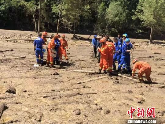 图为7月29日迭部县山洪灾害现场,民间救援队和消防员正在进行清淤。 钟欣 摄 图为7月29日迭部县山洪灾害现场,民间救援队和消防员正在进行清淤。 钟欣 摄
