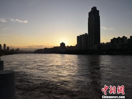 图为甘肃兰州,夕阳下奔流的黄河。 杨娜 摄 图为甘肃兰州,夕阳下奔流的黄河。 杨娜 摄
