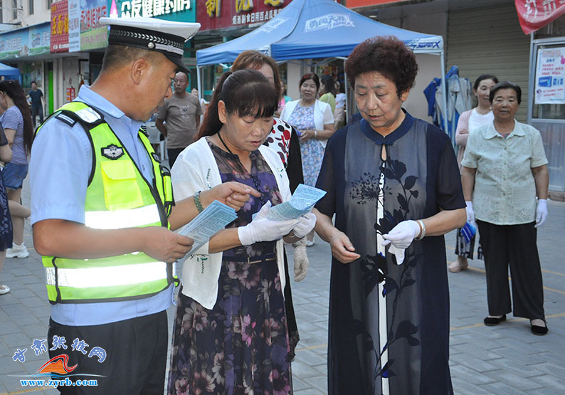 甘州公安交警新交规宣传进社区