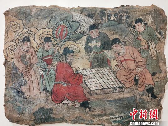 绘有600余年前体育元素的山西古代壁画展出 元代壁画《对弈图》 杨佩佩 摄