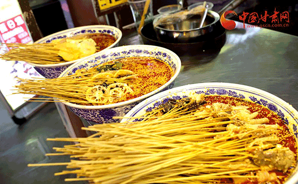 甘肃兰州“深夜食堂”吹响夜间消费集结号（组图）