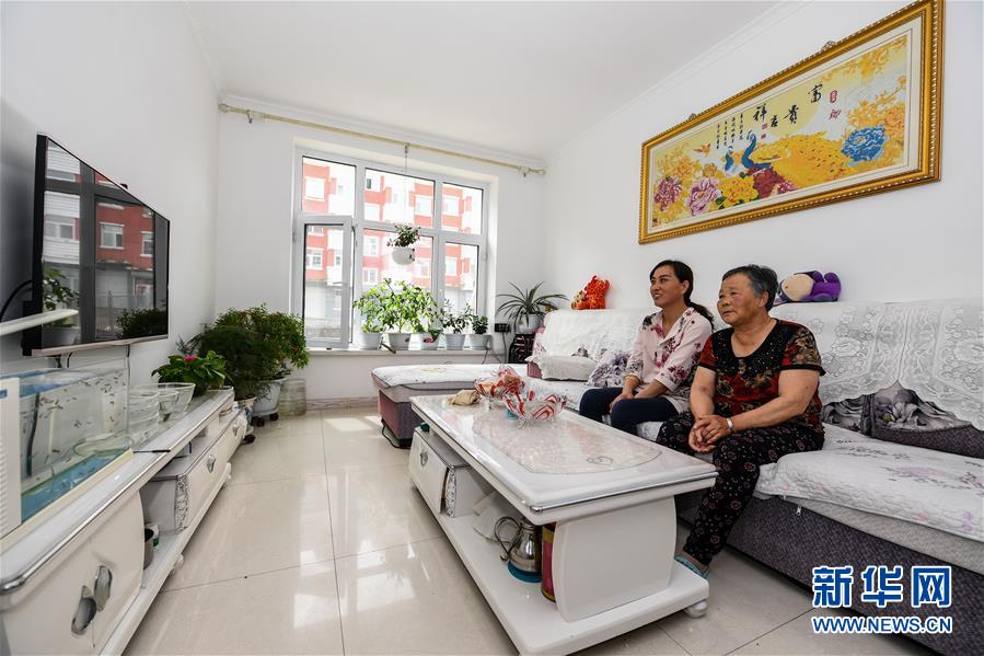 (在习近平新时代中国特色社会主义思想指引下——新时代新作为新篇章·总书记关心的百姓身边事·图文互动)(5)棚改的温暖:1亿多人“出棚进楼”