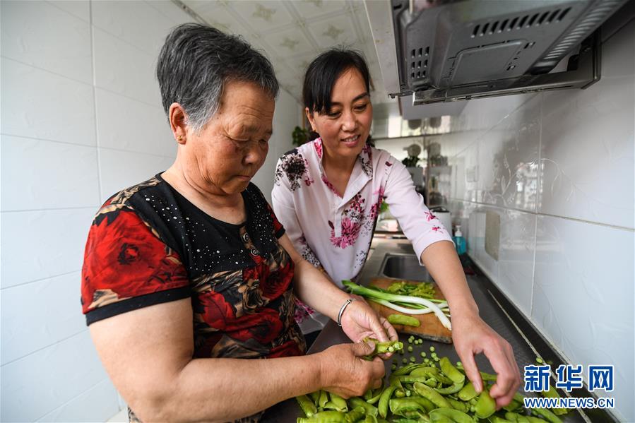 (在习近平新时代中国特色社会主义思想指引下——新时代新作为新篇章·总书记关心的百姓身边事·图文互动)(4)棚改的温暖:1亿多人“出棚进楼”