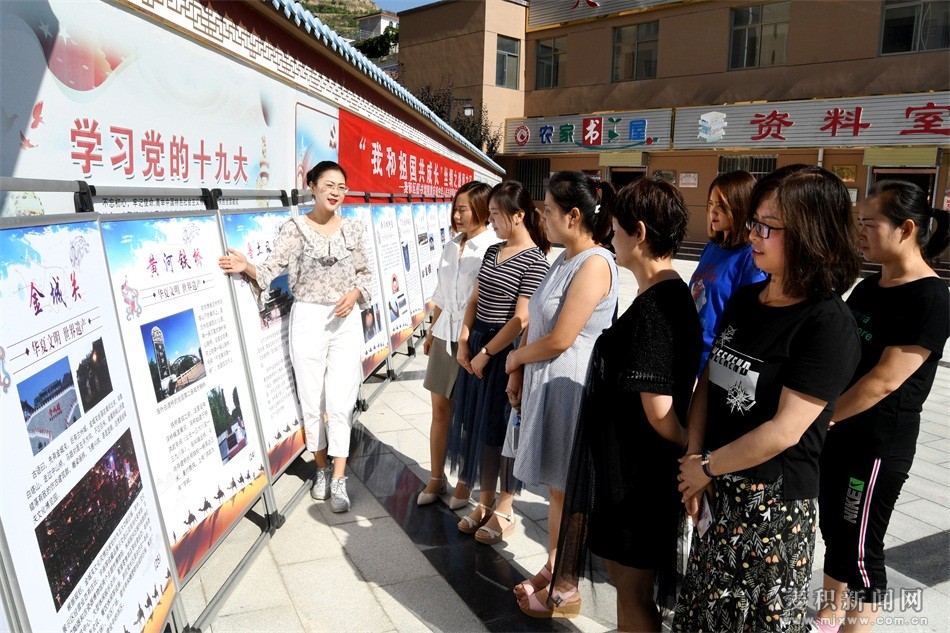 麦积区图书馆举办“我和祖国共成长”丝绸之路图文展