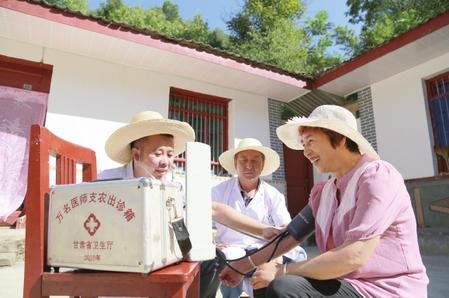 医生巡诊为山乡群众“送去”健康