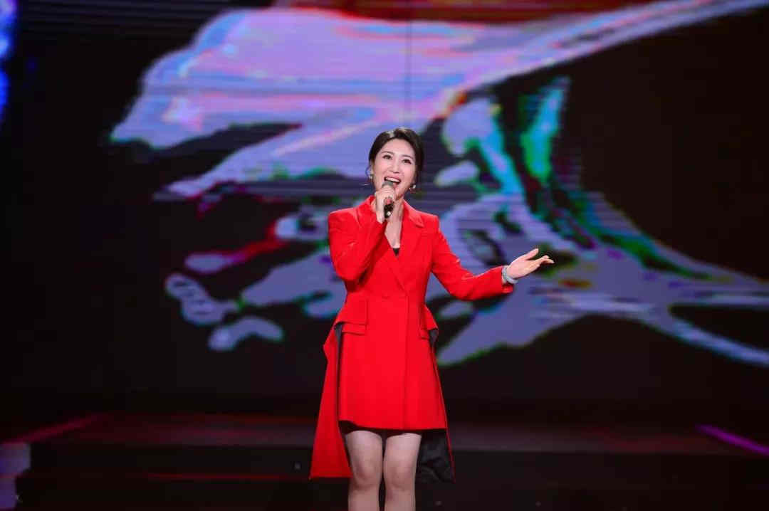 歌曲《闪亮的名字》演唱:伊泓远