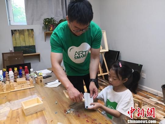 图为老师正在给学生手把手引导教学。 高康迪 摄 图为老师正在给学生手把手引导教学。 高康迪 摄
